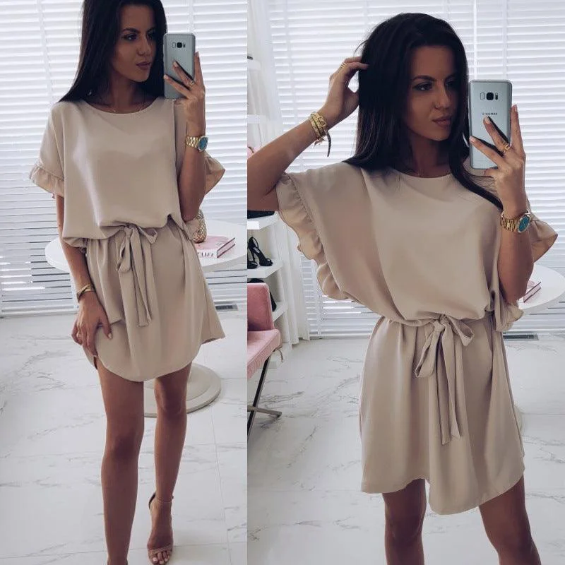 Solid color dress with ruffles and belt